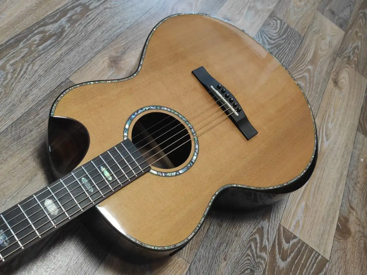 Электроакустическая гитара из массива кедра