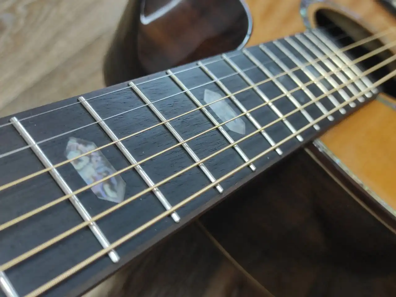 Электроакустическая гитара из массива кедра