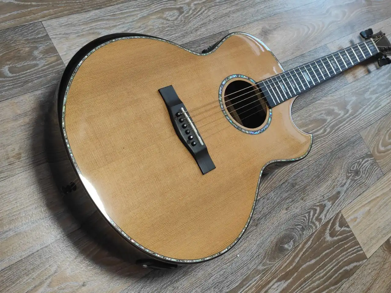 Электроакустическая гитара из массива кедра