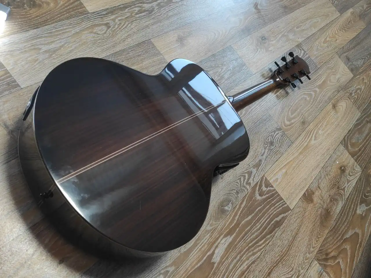 Электроакустическая гитара из массива кедра