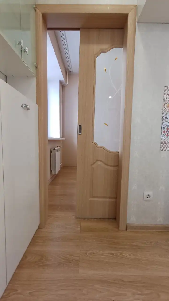 Межкомнатная дверь б/у, бежевая, со стеклом - Двери (Для дома и дачи) в Иркутск