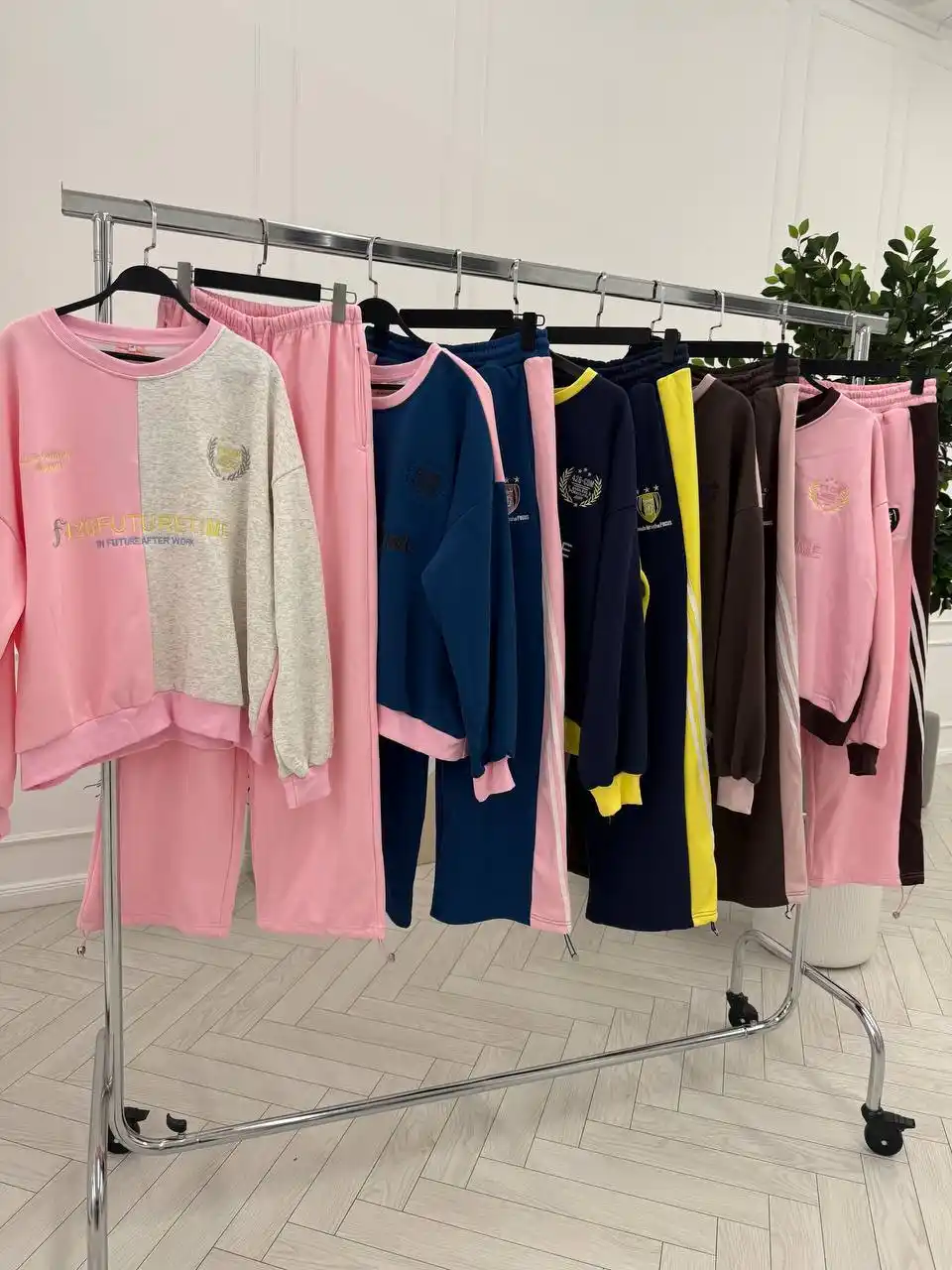 Стильные трендовые костюмы утеплённые на велюре