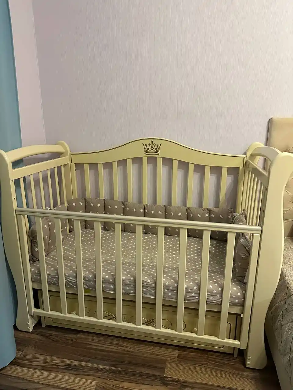 Детская кровать из березы с маятником