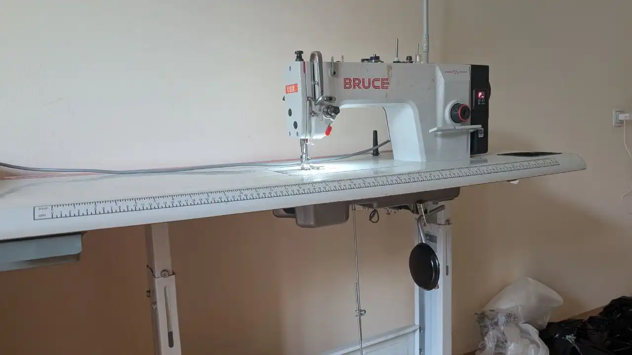 Швейная машина и стол Bruce Q5