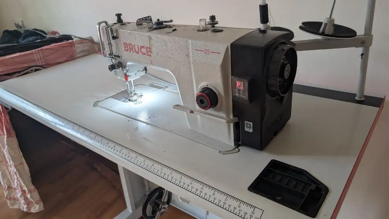 Швейная машина и стол Bruce Q5