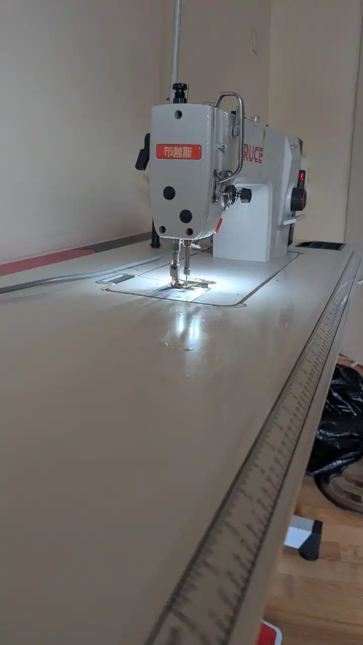 Швейная машина и стол Bruce Q5