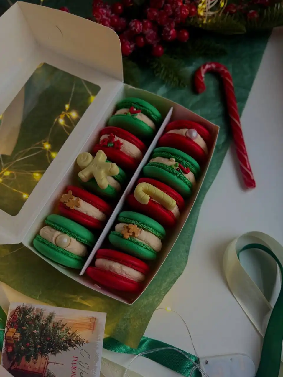 Новогодняя коллекция макарон с разными вкусами