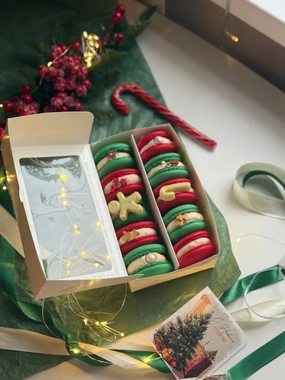 Новогодняя коллекция макарон с разными вкусами