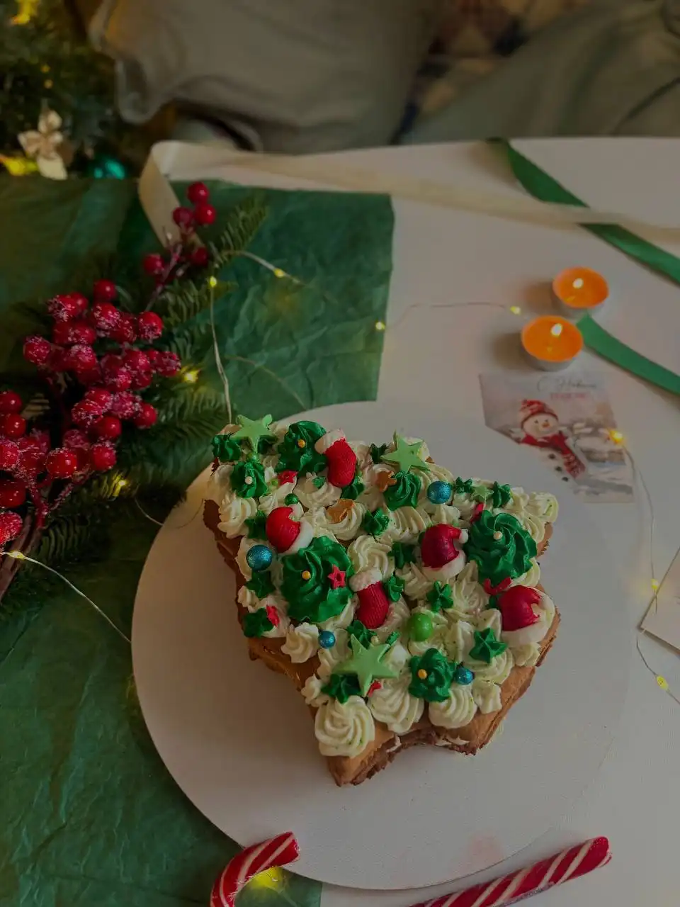 Новогодние сладкие наборы и торты на предзаказ