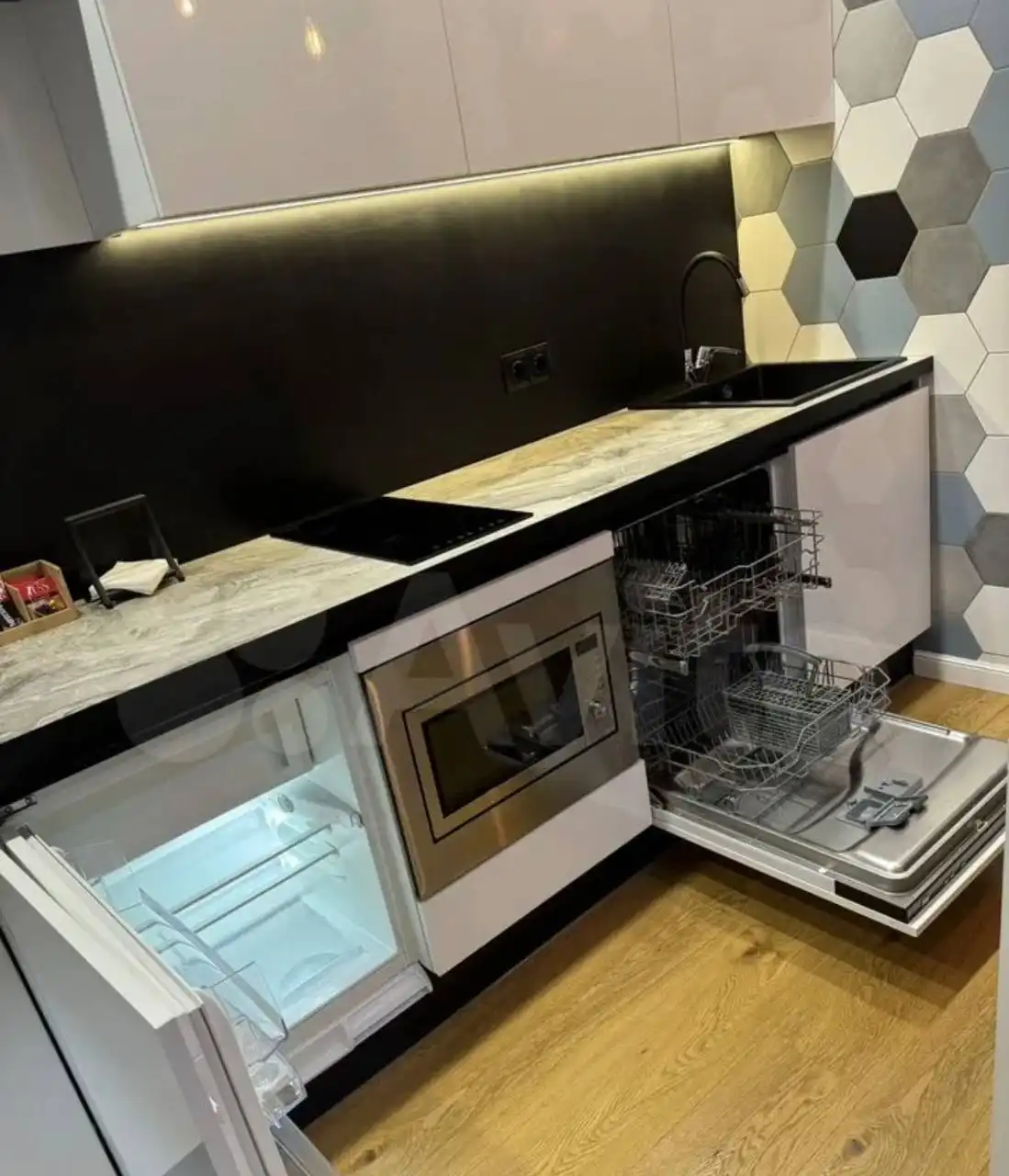 Продаётся видовая квартира 43 кв.м. в центре на 17 этаже - Квартиры (Недвижимость) в Неизвестно