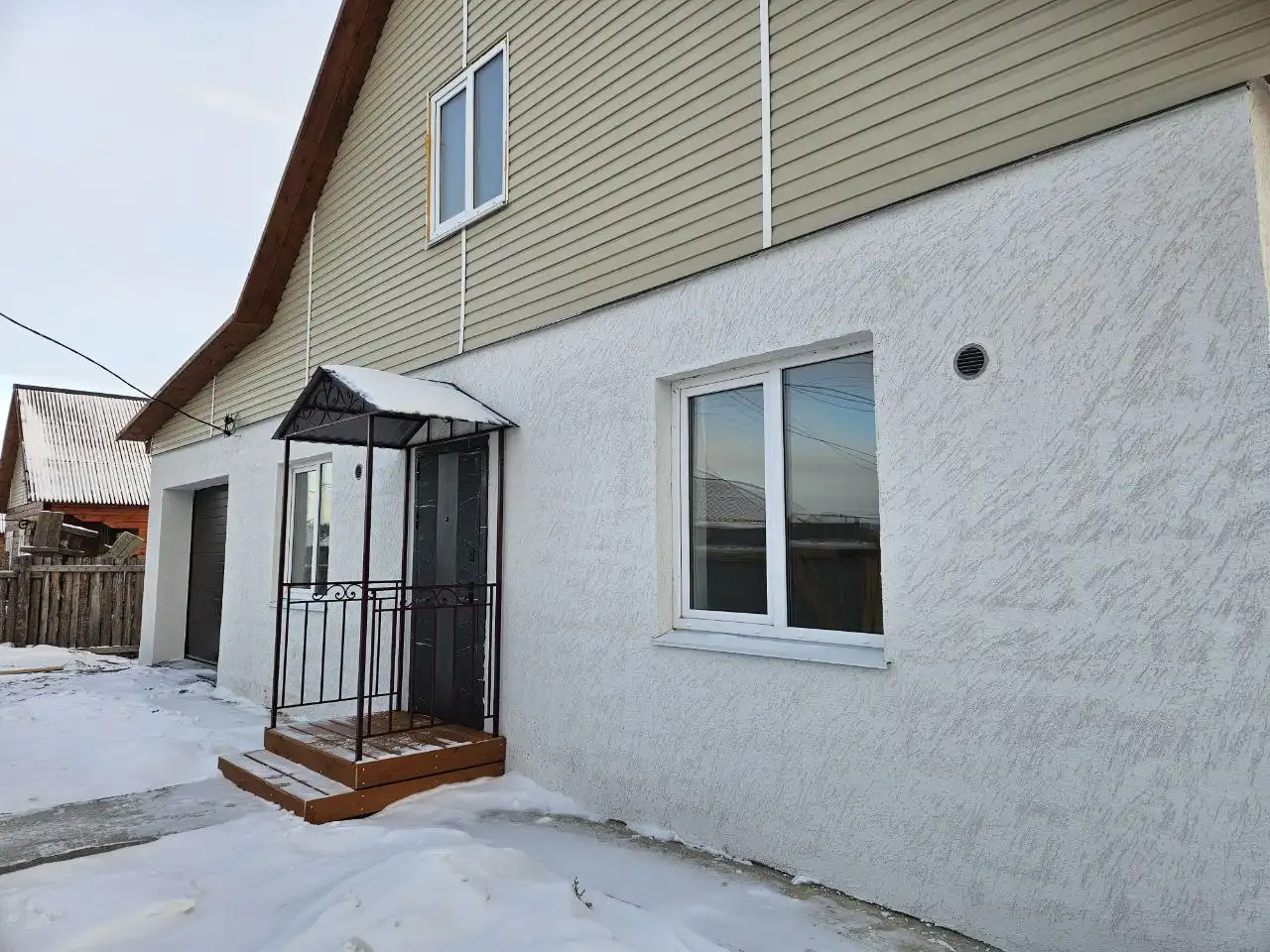 Продажа газоблочного дома с гаражом, террасой и мансардой в селе Урик