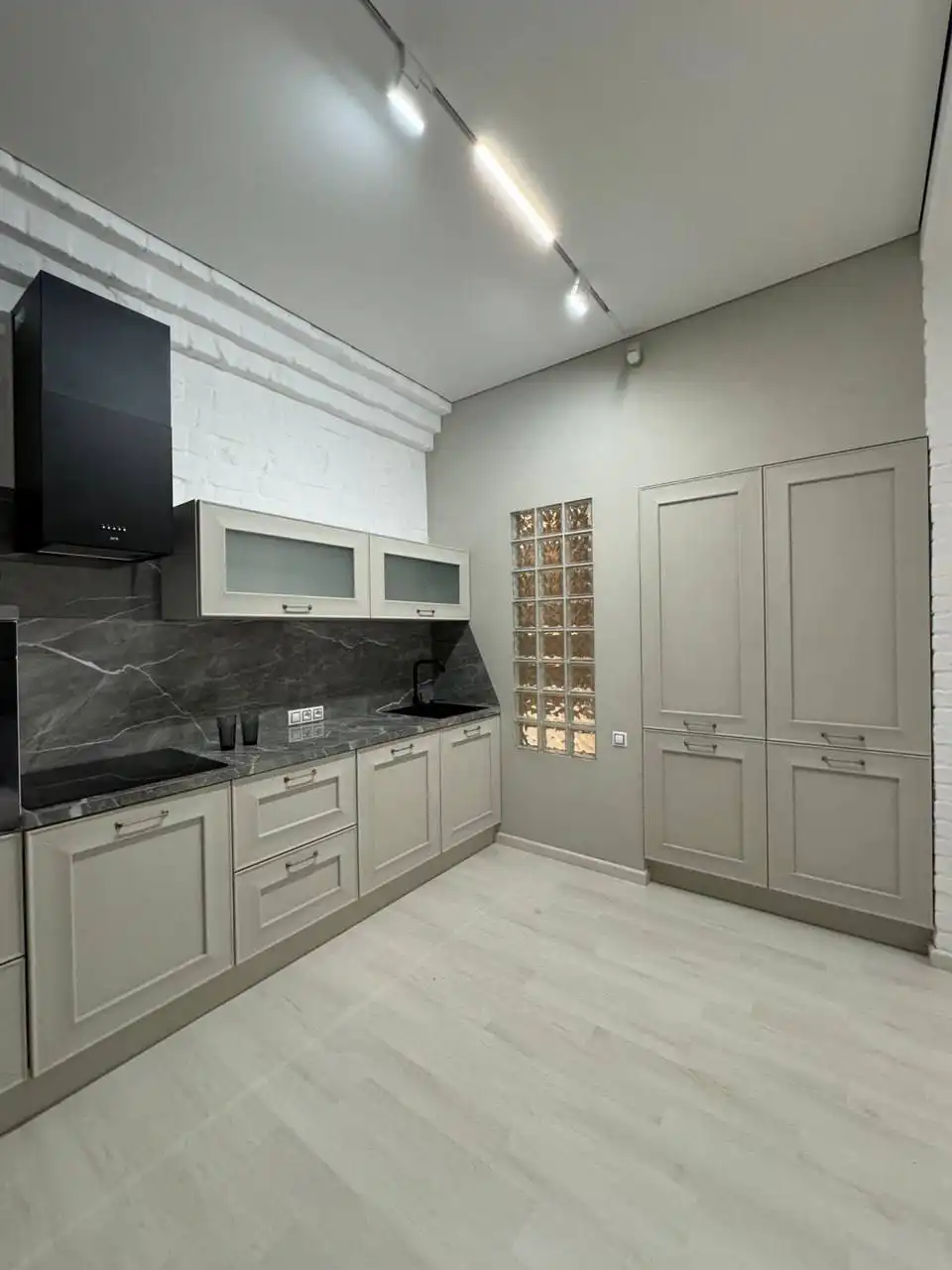 Продажа сталинки 51 кв.м с дизайнерским ремонтом - Недвижимость в Неизвестно