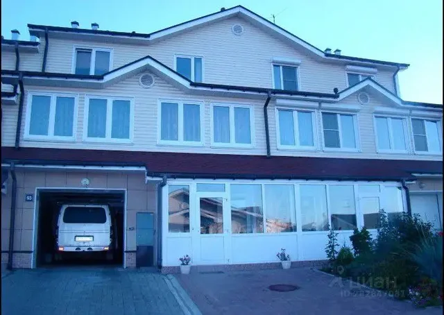 Продаётся коттедж 3 эт + цокольный этаж 300 метров 2 сотки Шведская деревня - Недвижимость в Иркутск