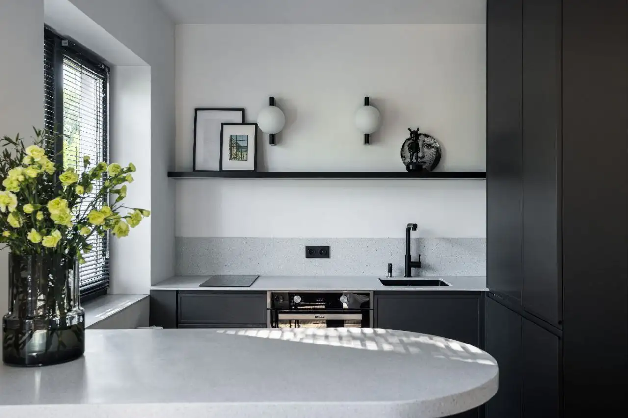 Продается светлая и теплая 2х-комнатная квартира с дизайнерским ремонтом в центре Иркутска - Квартиры (Недвижимость) в Иркутск