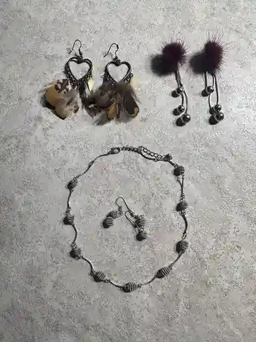 Продам сережки и комплект - Одежда в Москва