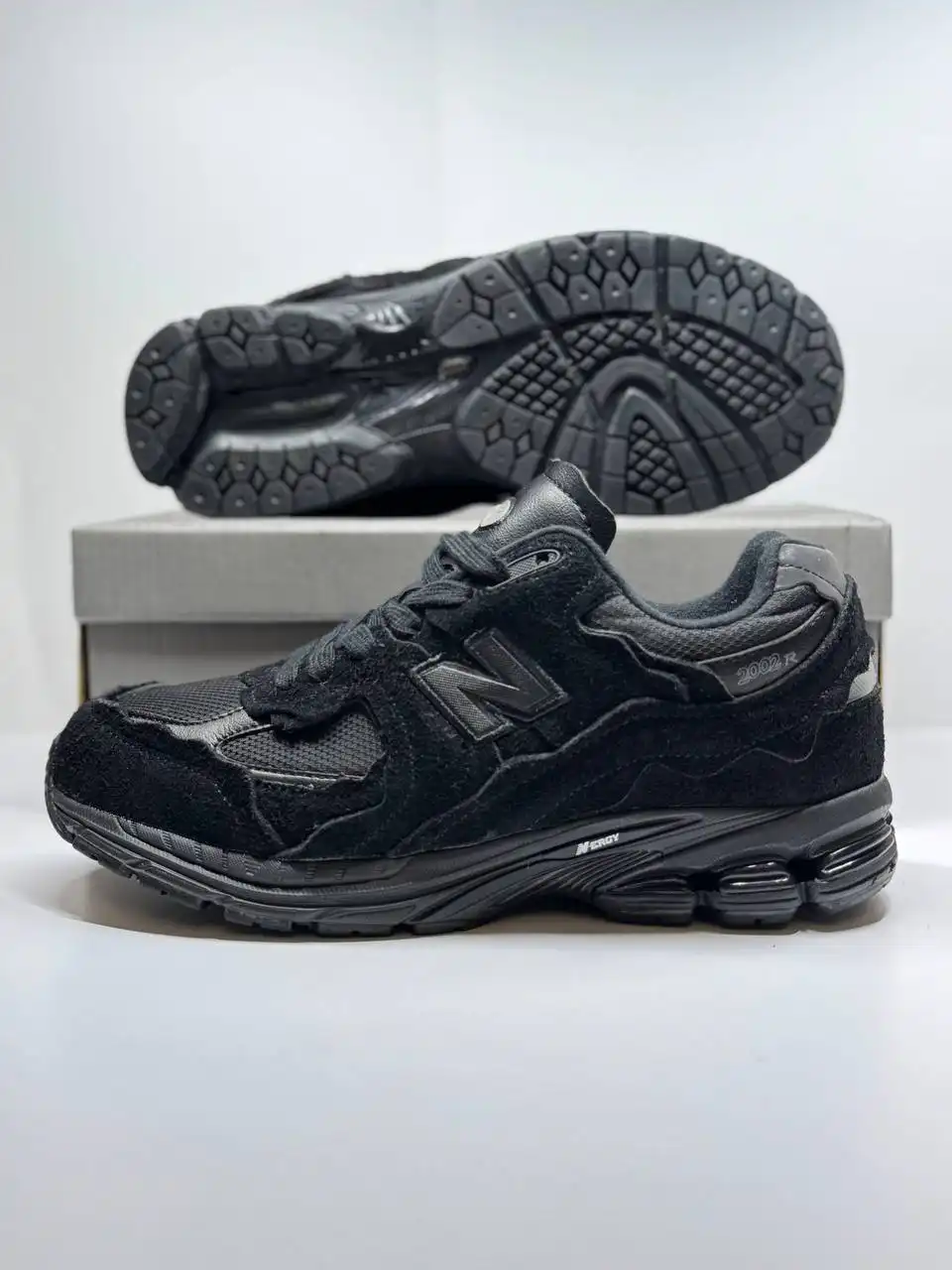 Продам новые зимние New Balance 2002R