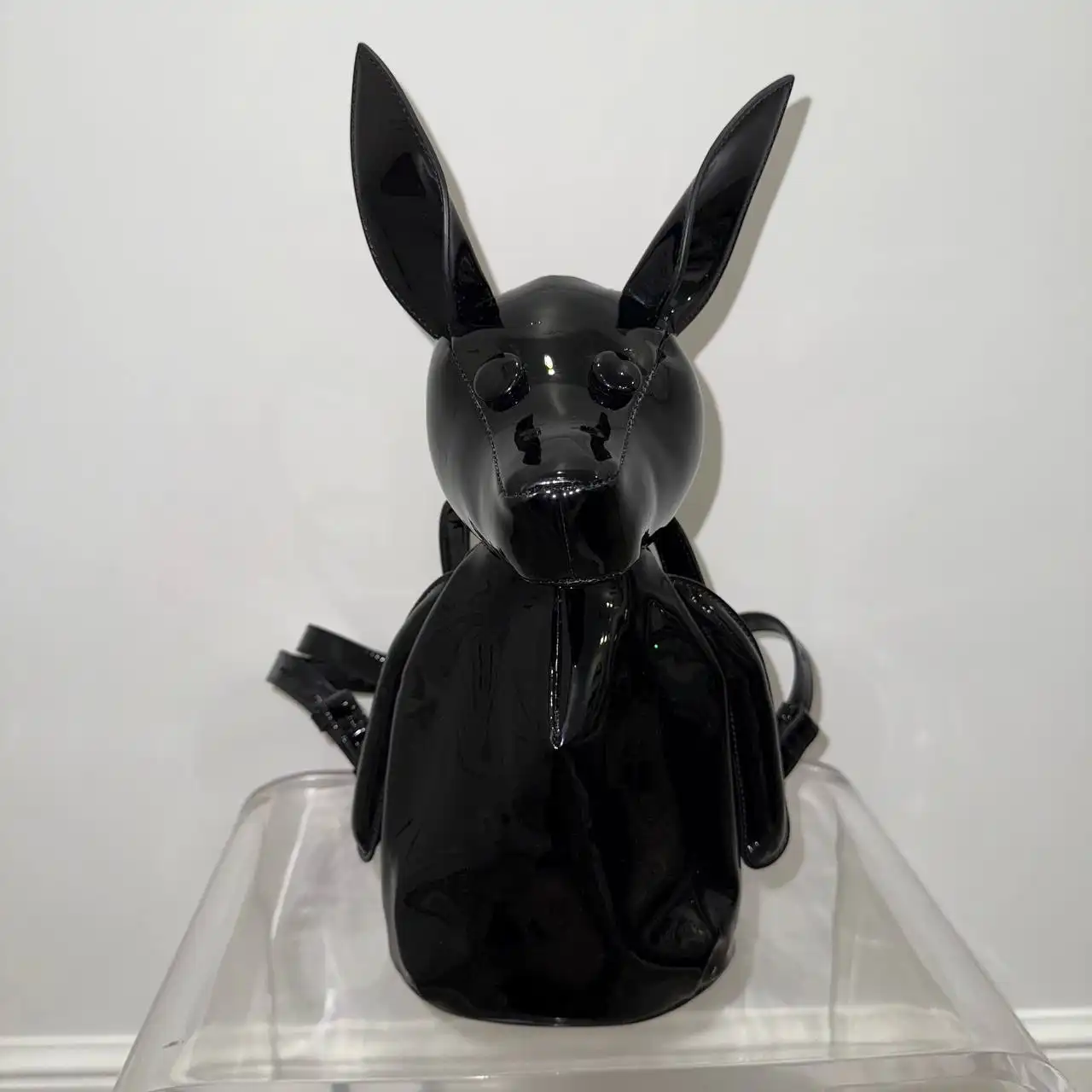 Рюкзак Normie в форме собачки от Кендалл и Кайли Дженнер