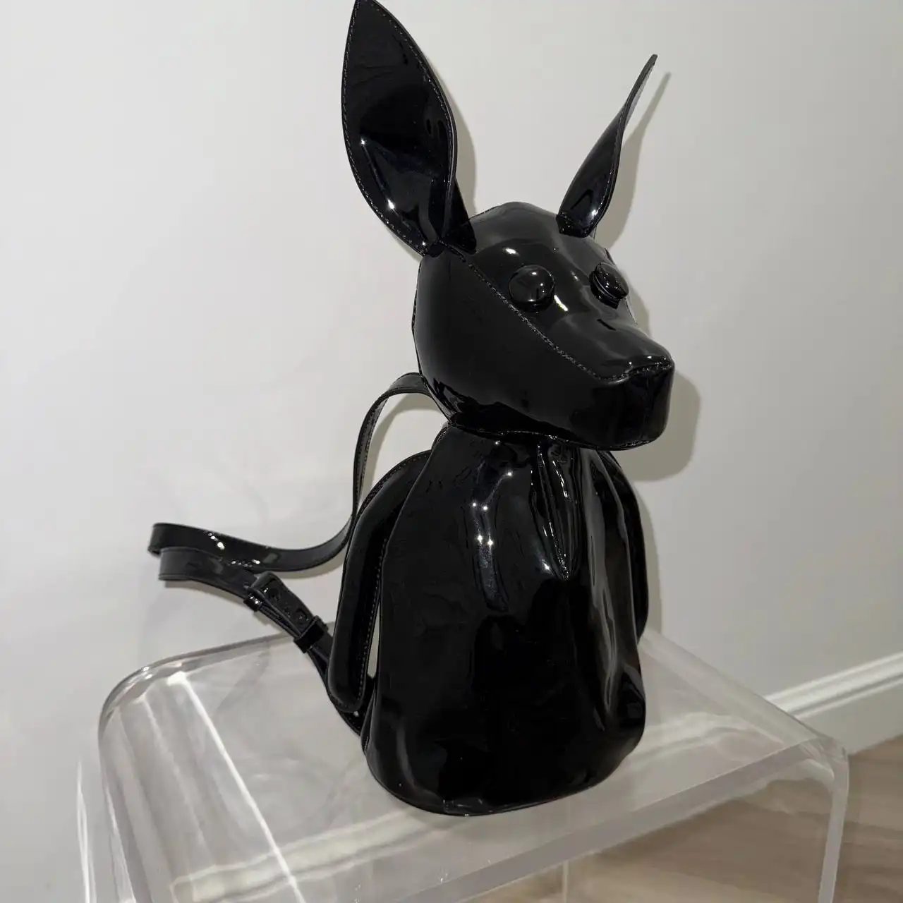 Рюкзак Normie в форме собачки от Кендалл и Кайли Дженнер