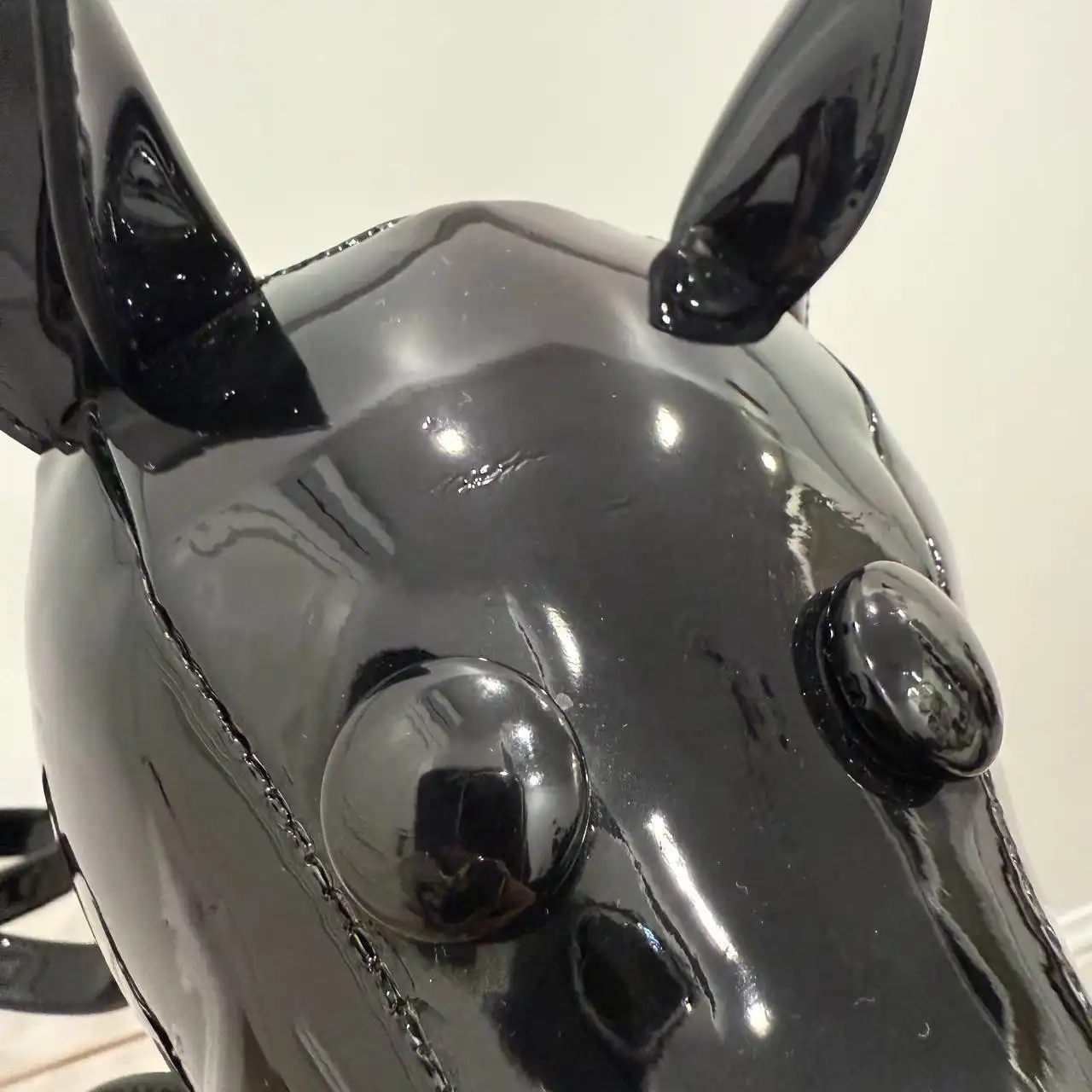 Рюкзак Normie в форме собачки от Кендалл и Кайли Дженнер