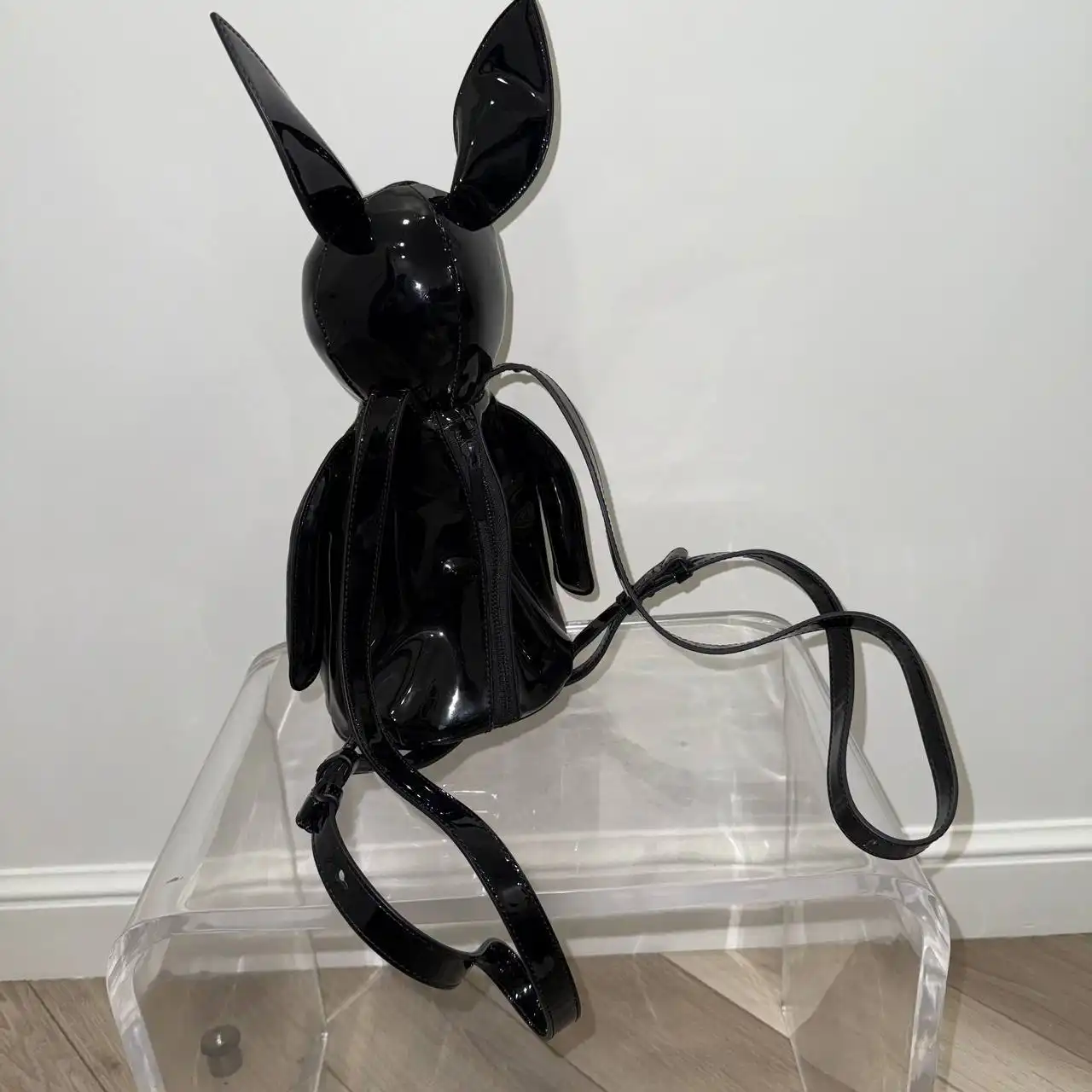 Рюкзак Normie в форме собачки от Кендалл и Кайли Дженнер