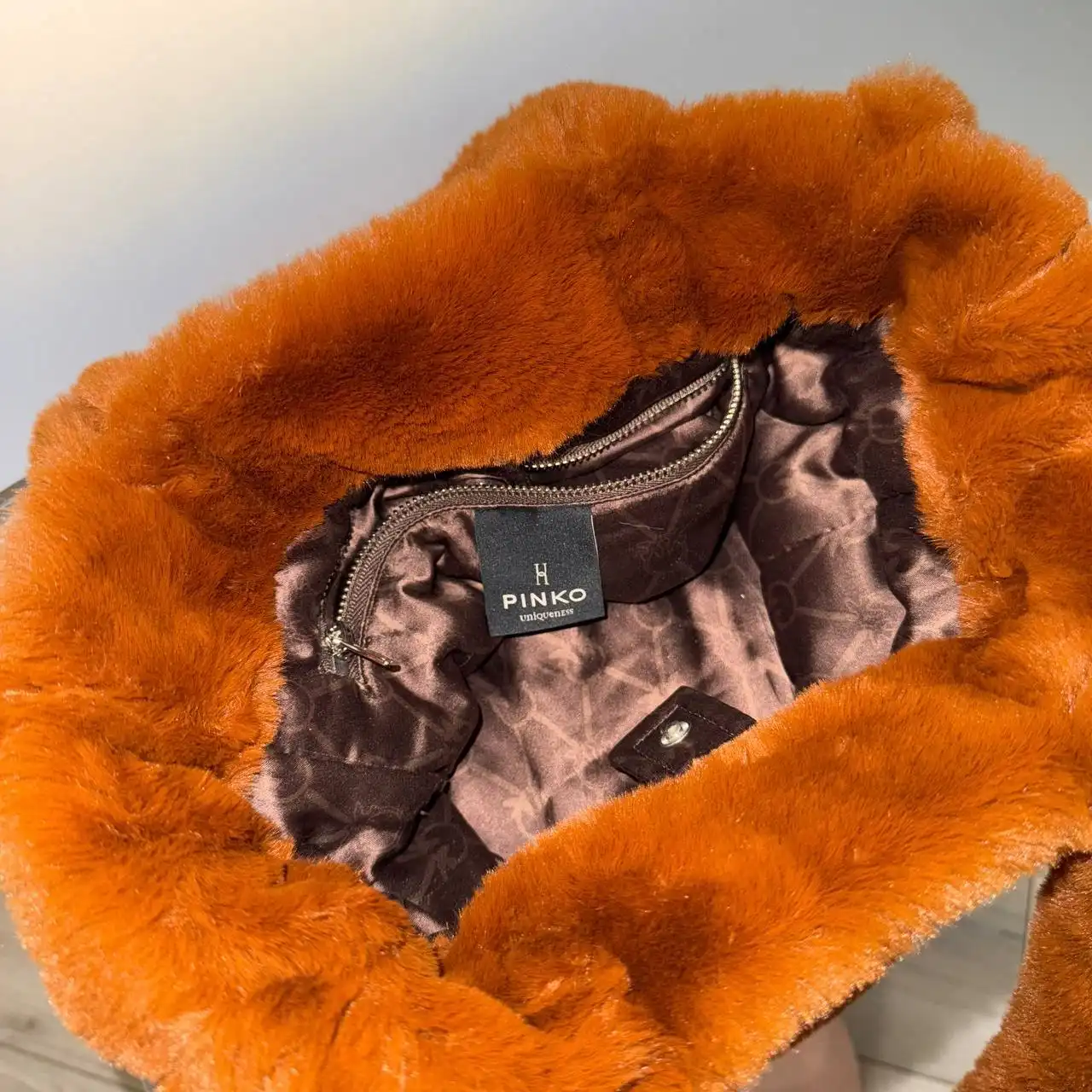 Оригинальная пушистая сумка Pinko Uniqueness