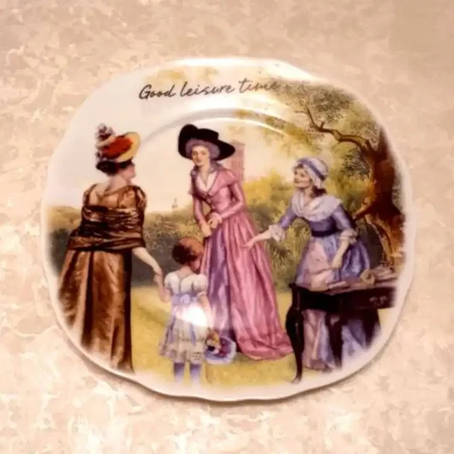 Плоская фарфоровая тарелка с красивым дизайном - Канцтовары в Москва