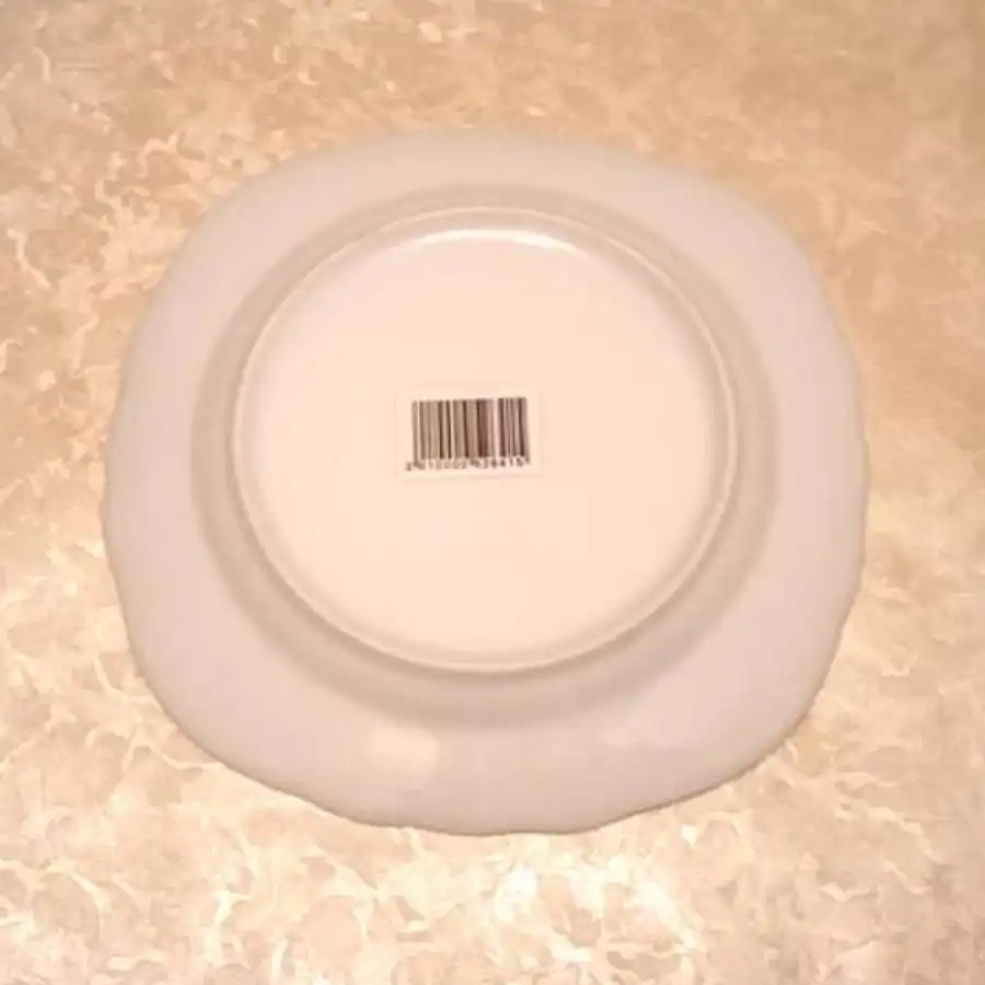 Плоская фарфоровая тарелка с красивым дизайном - Посуда (Барахолка) в Москва