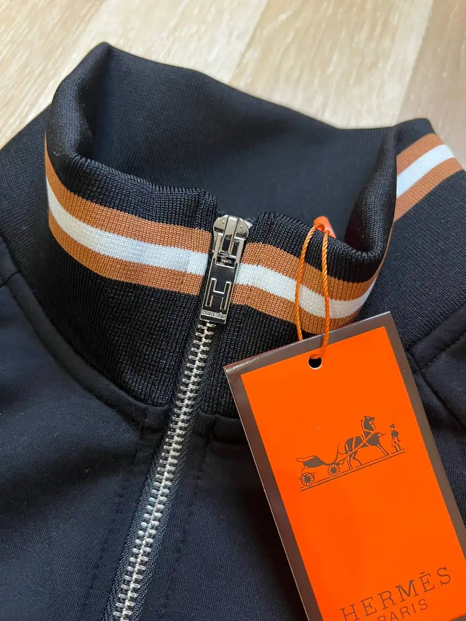 Продажа спортивного костюма Hermes, жилетки и часов Patek Philippe - Барахолка в Москва