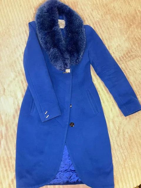 Пальто демисезонное с натуральным меховым воротником 42 размер - Брюки в Москва