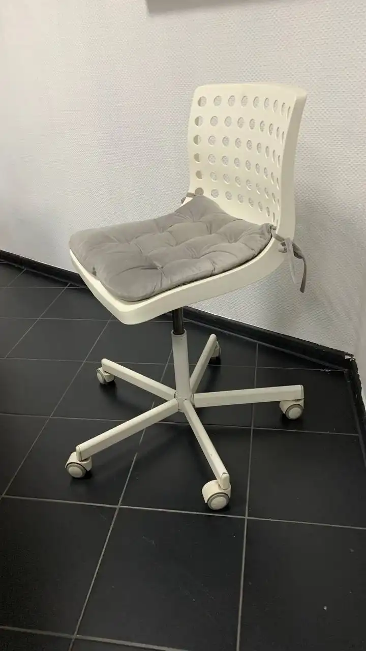 Отдам почти даром: подставки для ног, стул и стол - Мебель (Барахолка) в Москва