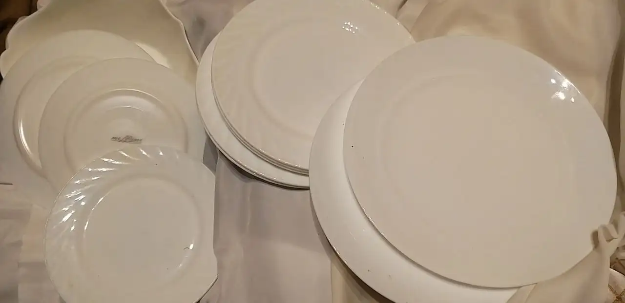 Белая посуда 10 тарелок и салатник - Посуда (Барахолка) в Москва
