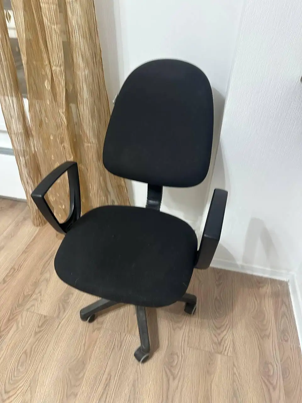 Кресло офисное в отличном состоянии - Мебель (Барахолка) в Москва