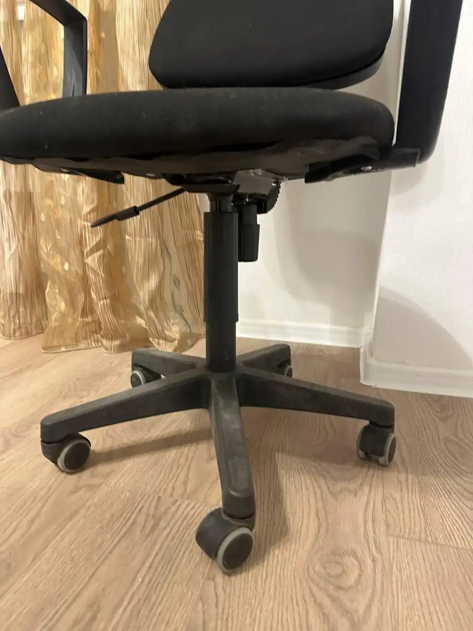 Кресло офисное в отличном состоянии - Мебель (Барахолка) в Москва