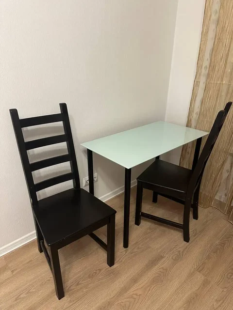 Стол и 2 стула в отличном состоянии - Подарочные наборы в Москва