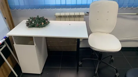 Стол и стул даром за шоколадку - Наручные часы в Москва