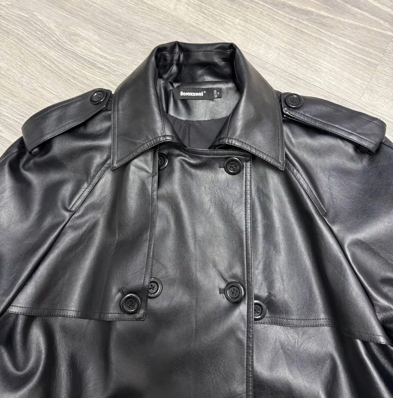 Тренч из экокожи с кокеткой на спинке, размер М - Верхняя одежда (Одежда) в Зеленоград