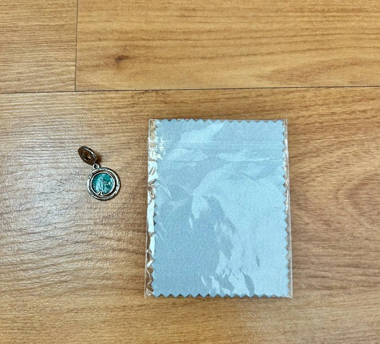 Серебряный шарм «очень странные дела» - Барахолка в Москва