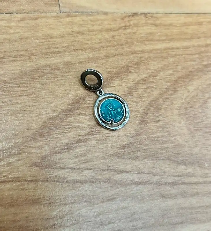 Серебряный шарм «очень странные дела» - Барахолка в Москва