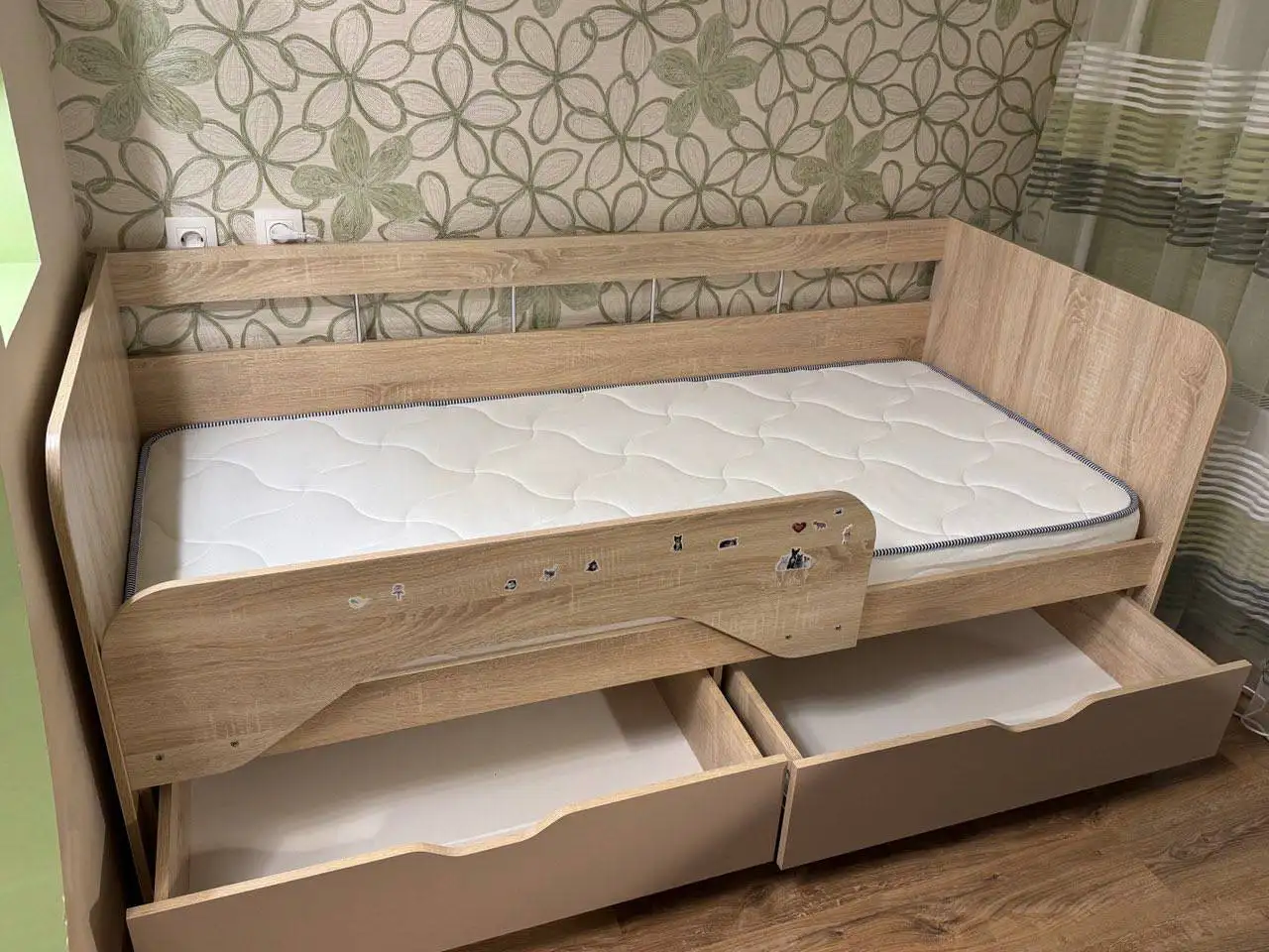 Продам детскую кровать с матрасом «Акварель» - Детская мебель (Товары для детей) в Москва