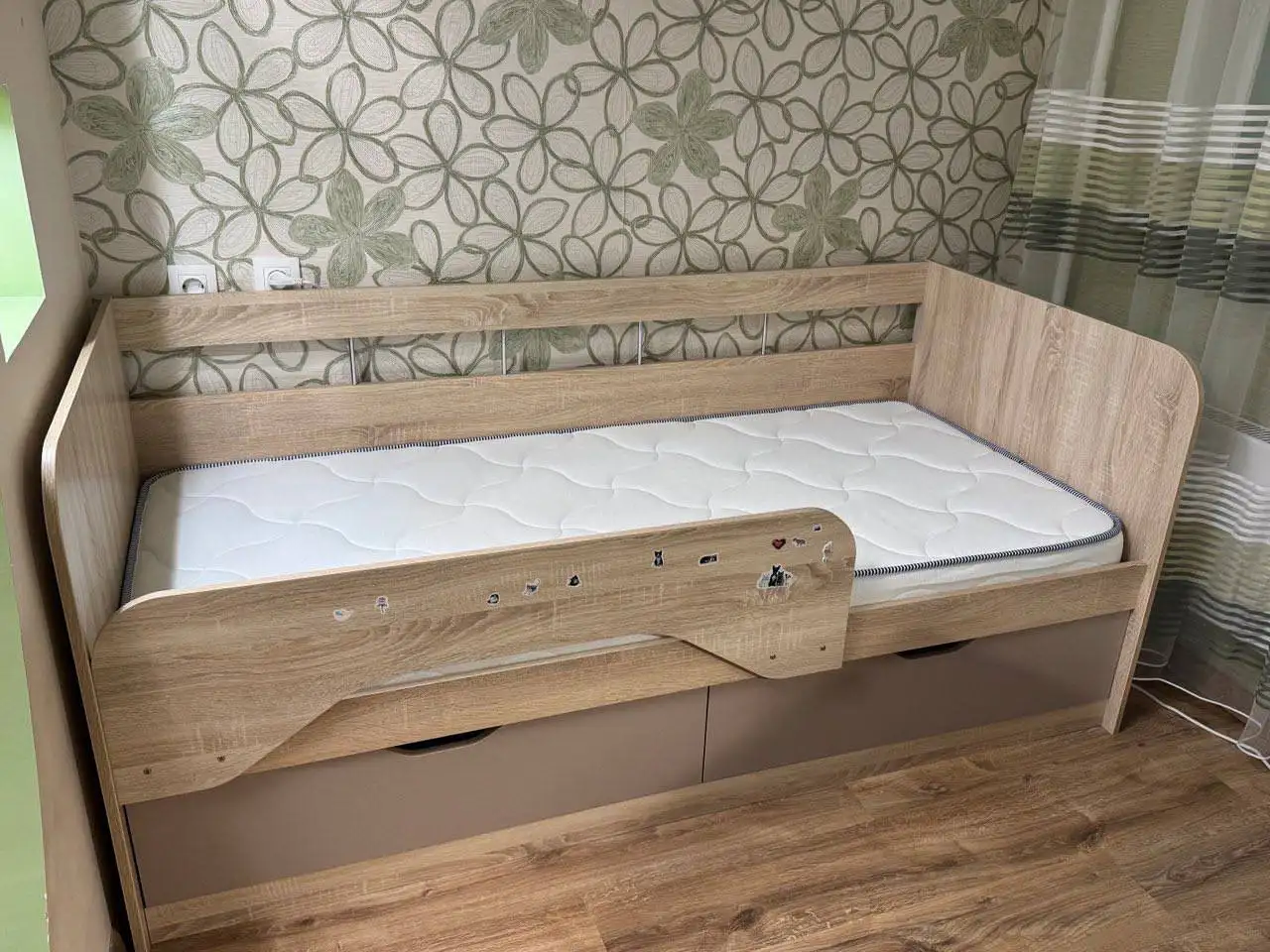 Продам детскую кровать с матрасом «Акварель» - Детская мебель (Товары для детей) в Москва