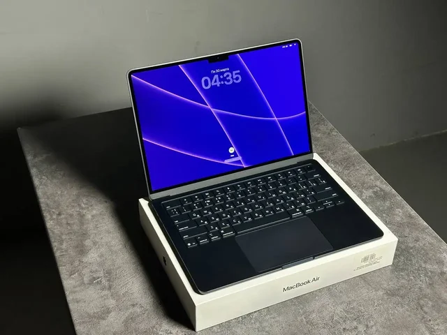 MacBook Air 13 M4 16/256 гб в отличном состоянии - Умные часы в Москва