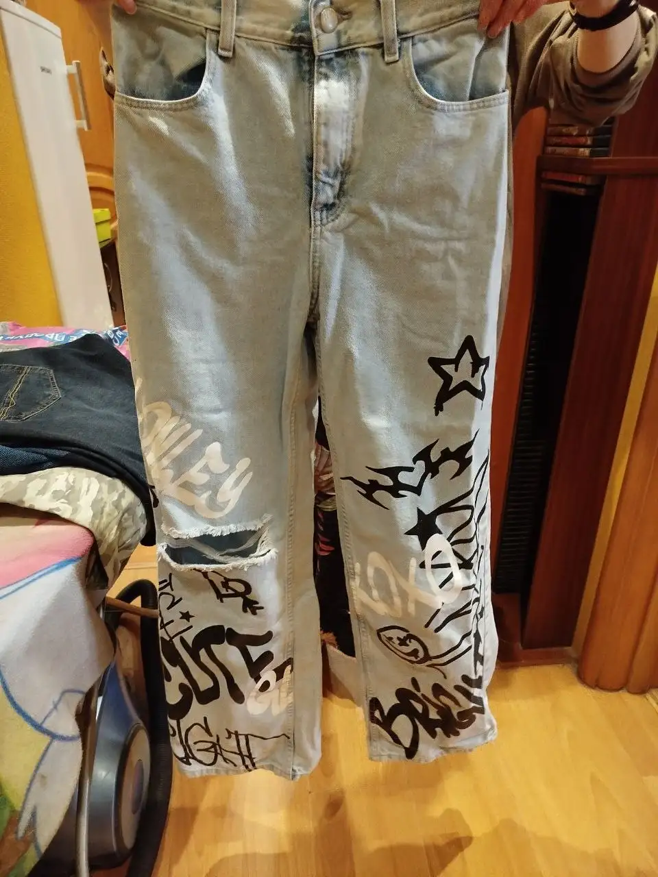 Джинсы и кеды б/у - Одежда (Барахолка) в Москва