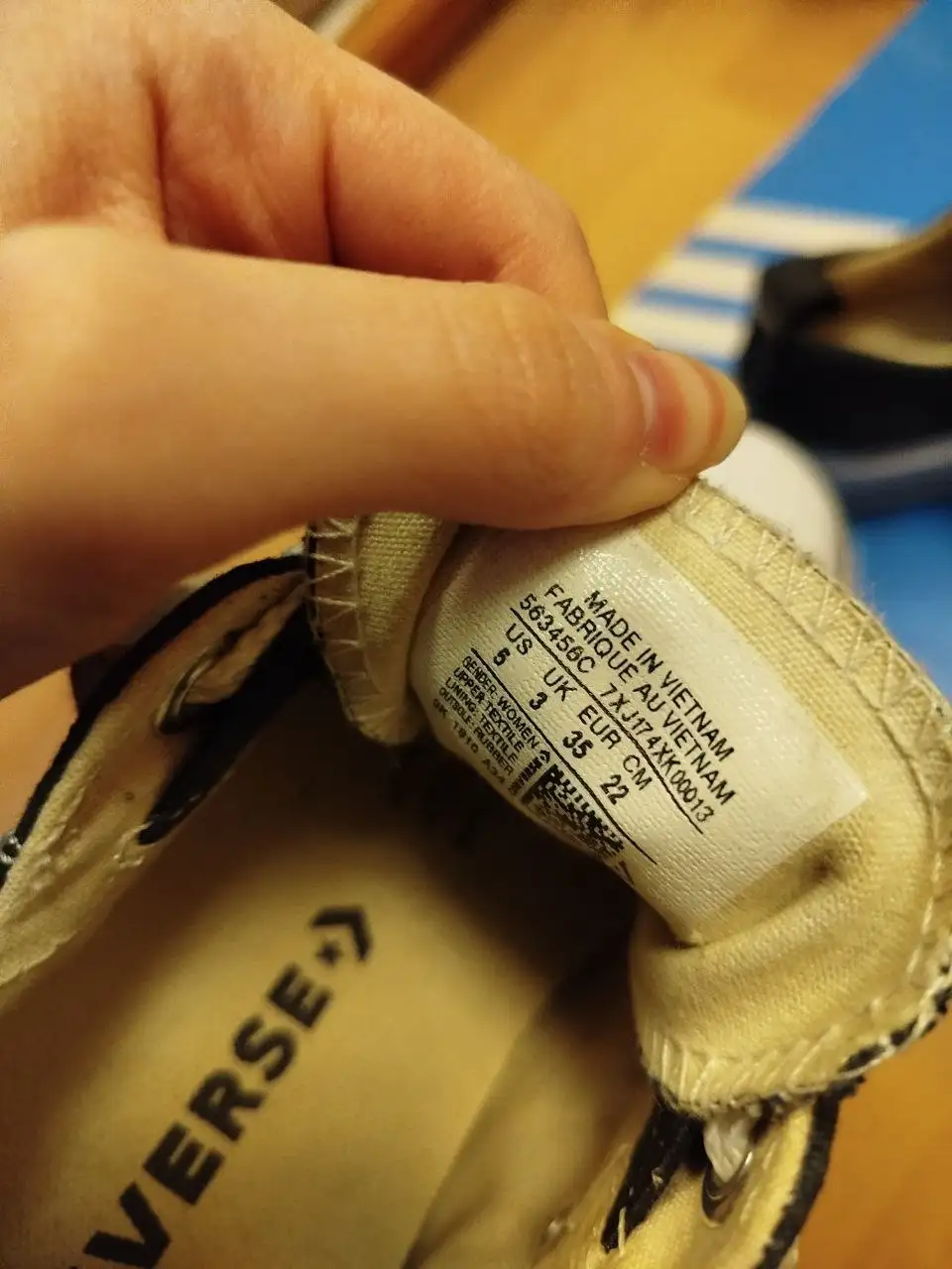 Джинсы и кеды б/у - Одежда (Барахолка) в Москва