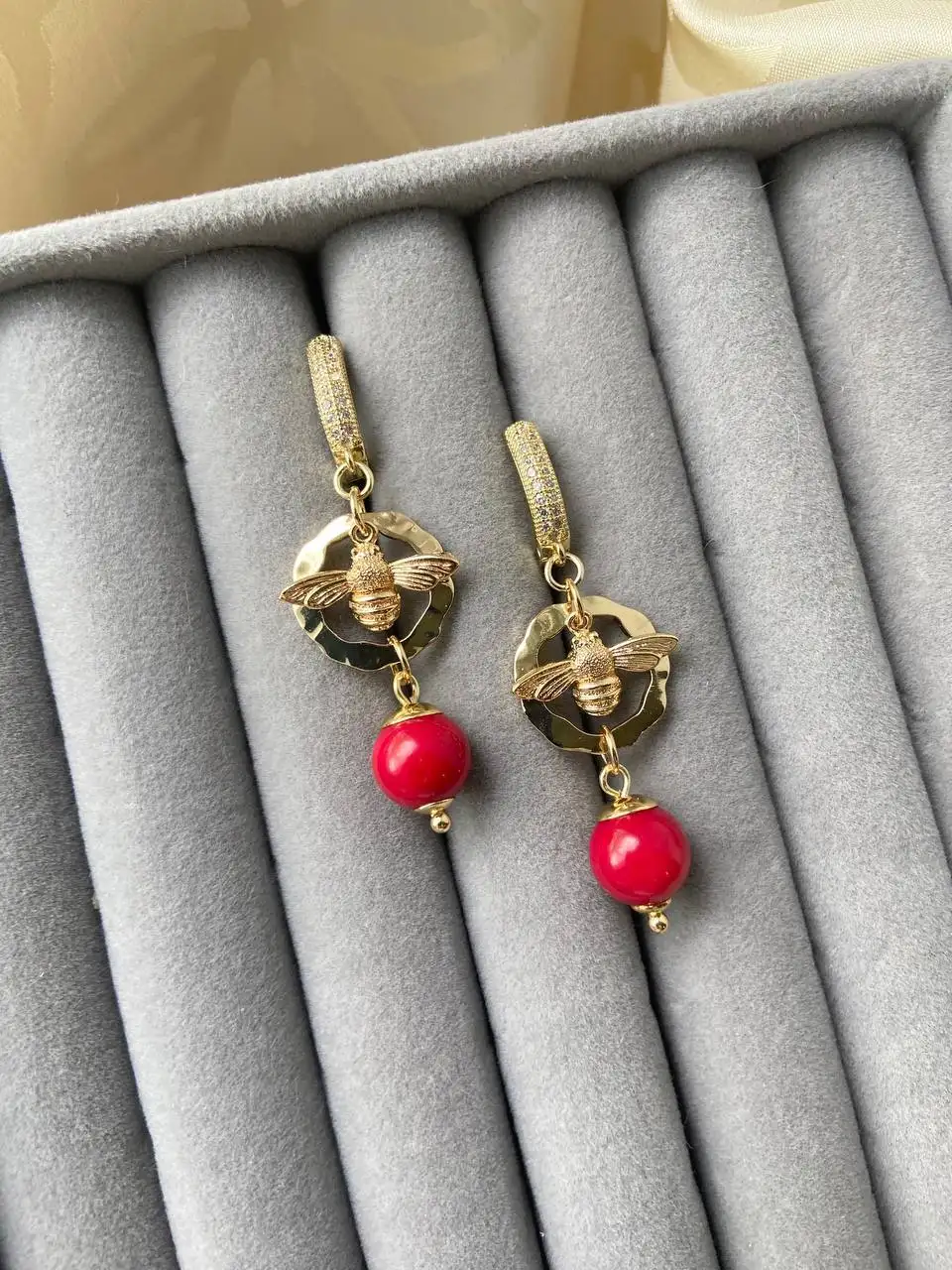 Серьги с кораллом и подвеской-пчелкой - Барахолка в Москва
