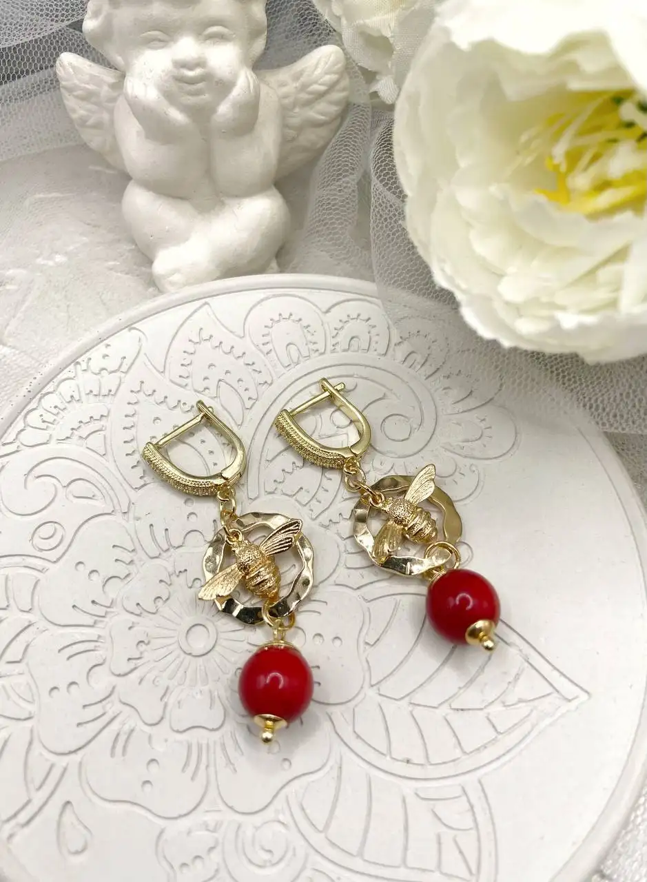 Серьги с кораллом и подвеской-пчелкой - Барахолка в Москва