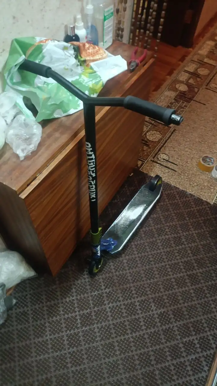 Продам самокат с порванным колесом - Барахолка в Москва