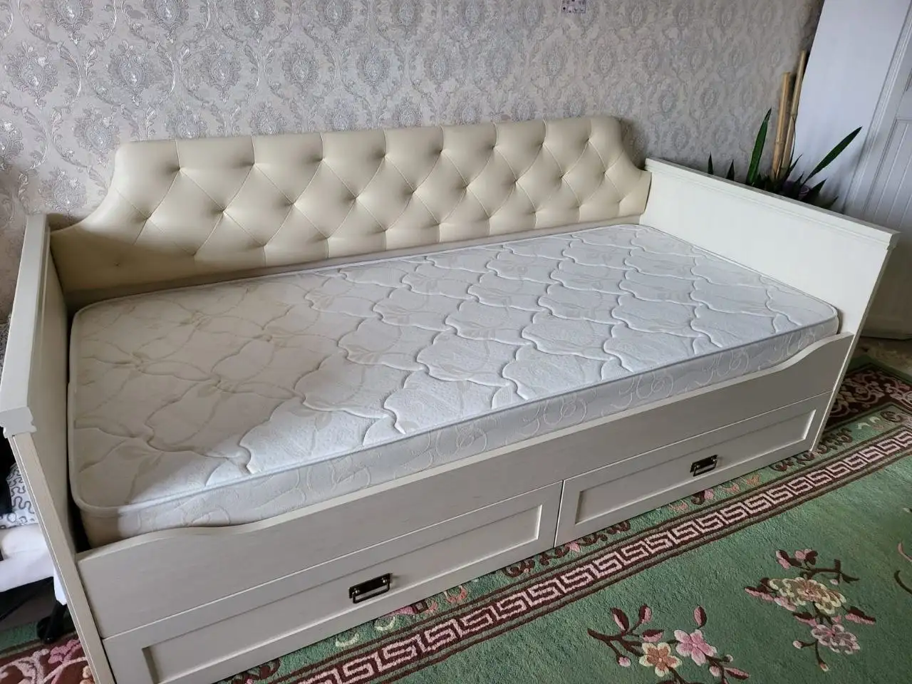 Практически новая кровать с ортопедическим матрасом - Мебель (Барахолка) в Москва