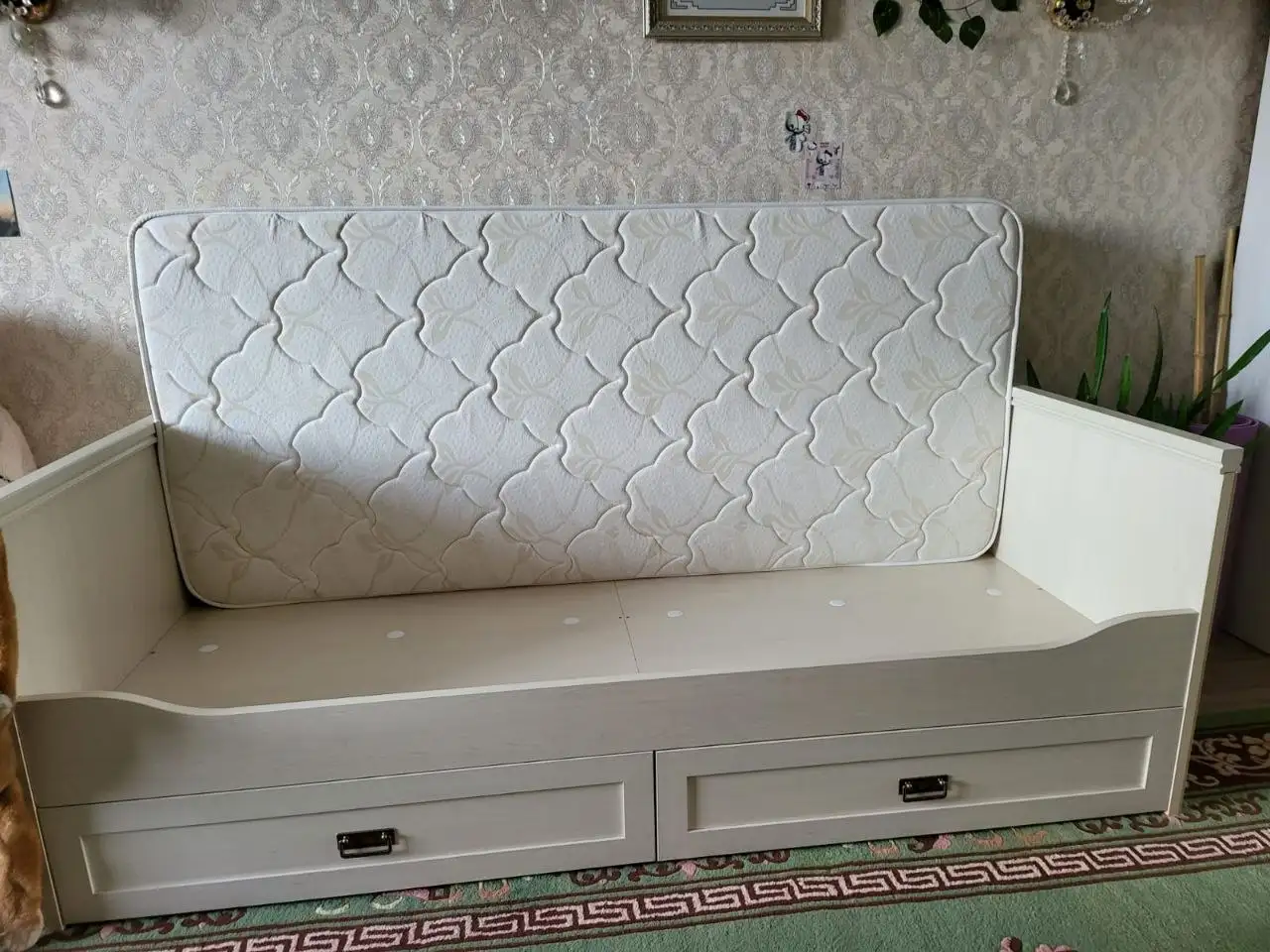 Практически новая кровать с ортопедическим матрасом - Мебель (Барахолка) в Москва