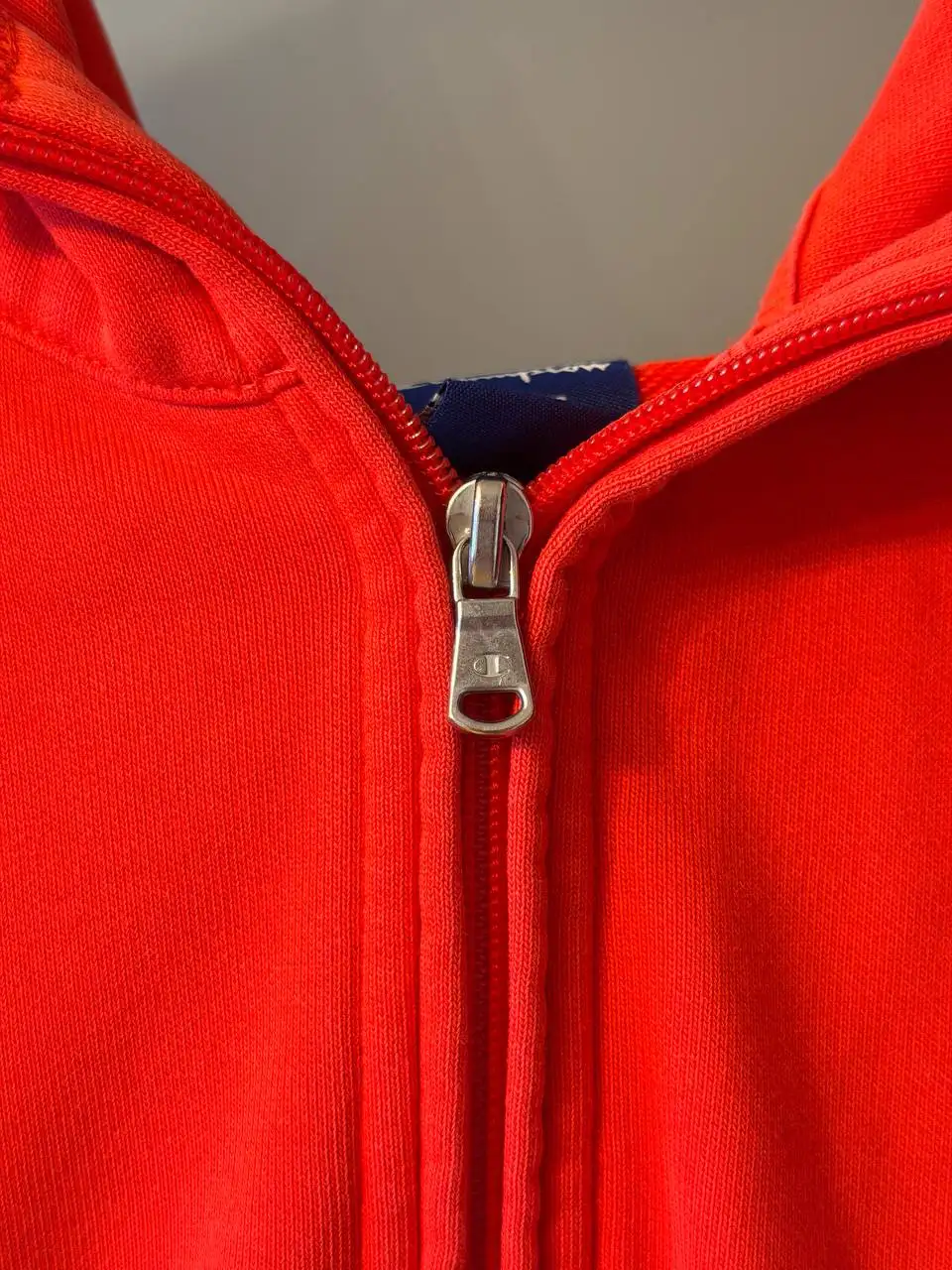 Худи Champion красного цвета размер L/XL - Верхняя одежда (Одежда) в Москва