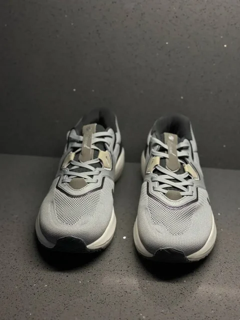 Продажа новых кроссовок белых и серых размеров 40-44 - Обувь в Москва